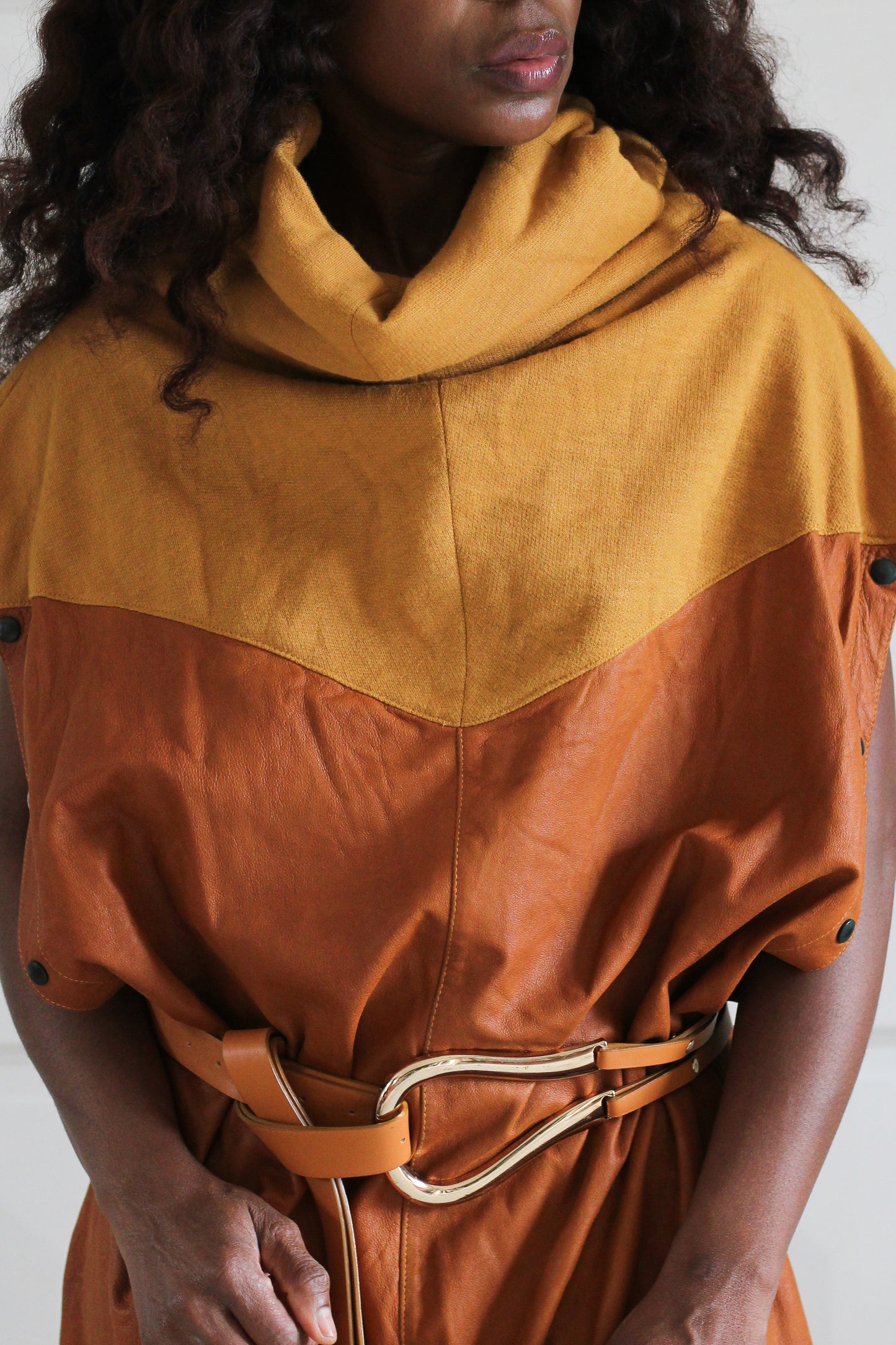 Robe original en laine et daim