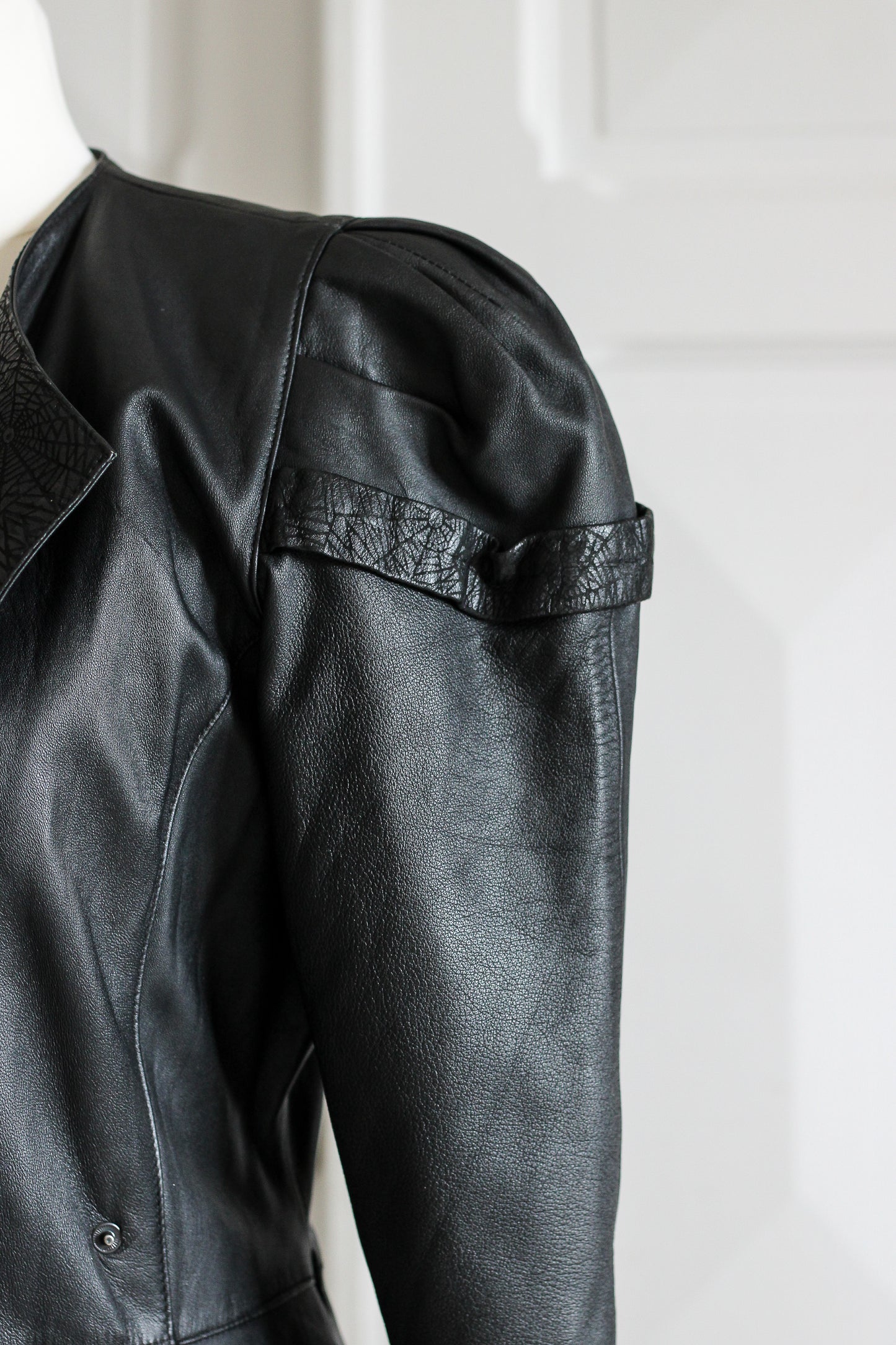 Robe en cuir vintage longueur midi