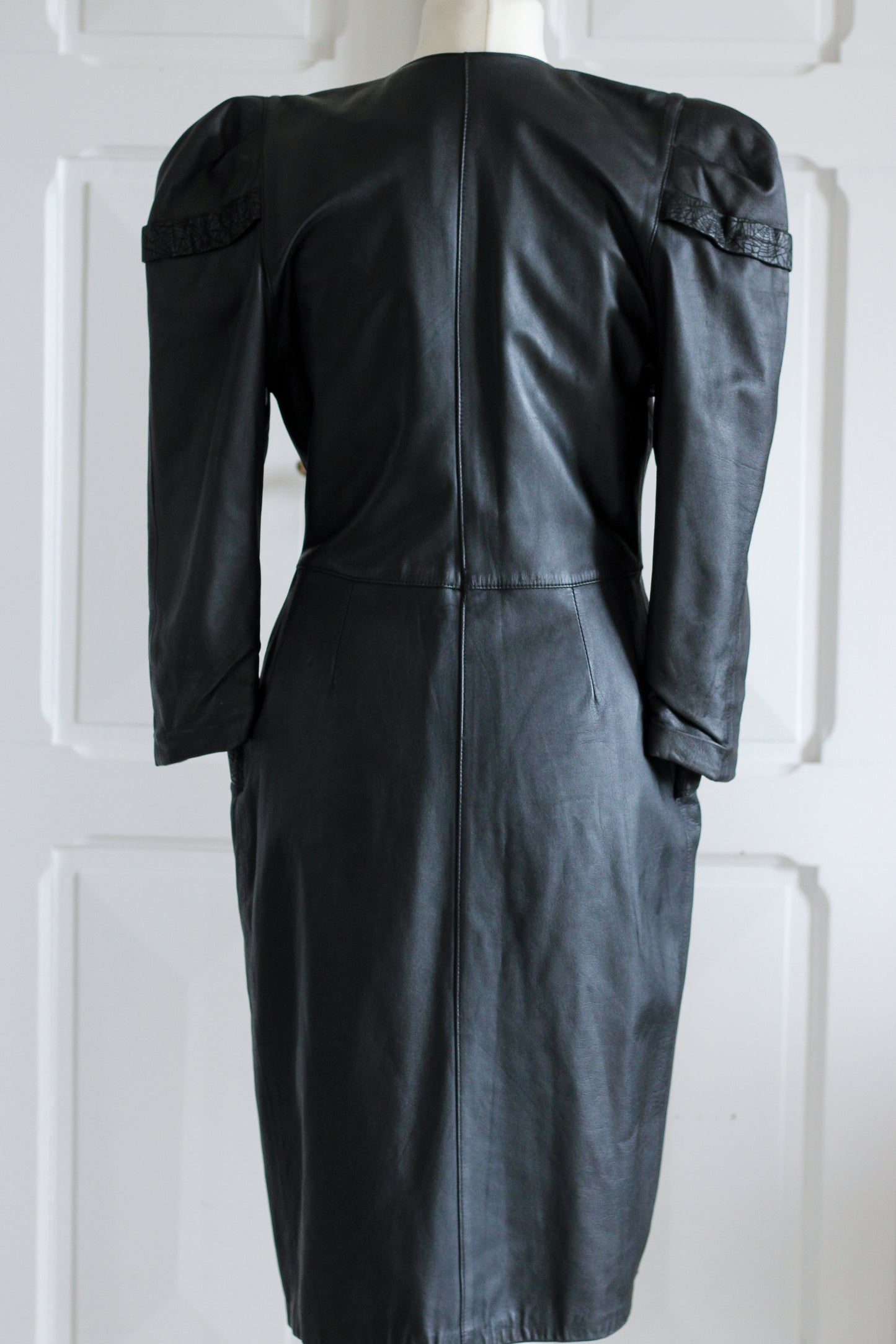 Robe en cuir vintage longueur midi
