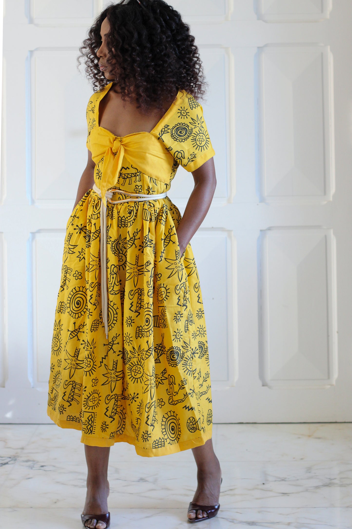 Robe jaune à motifs graphique