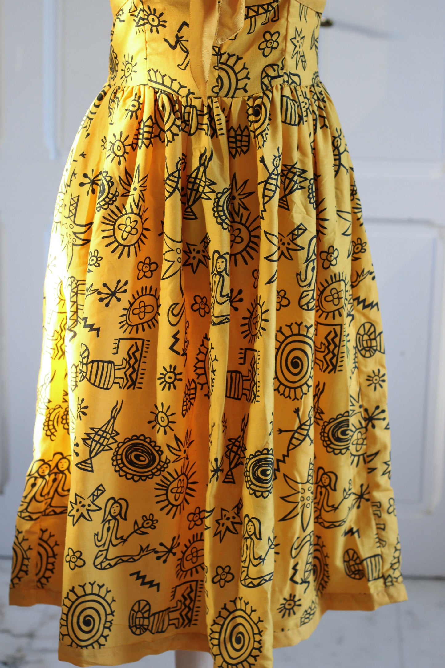 Robe jaune à motifs graphique