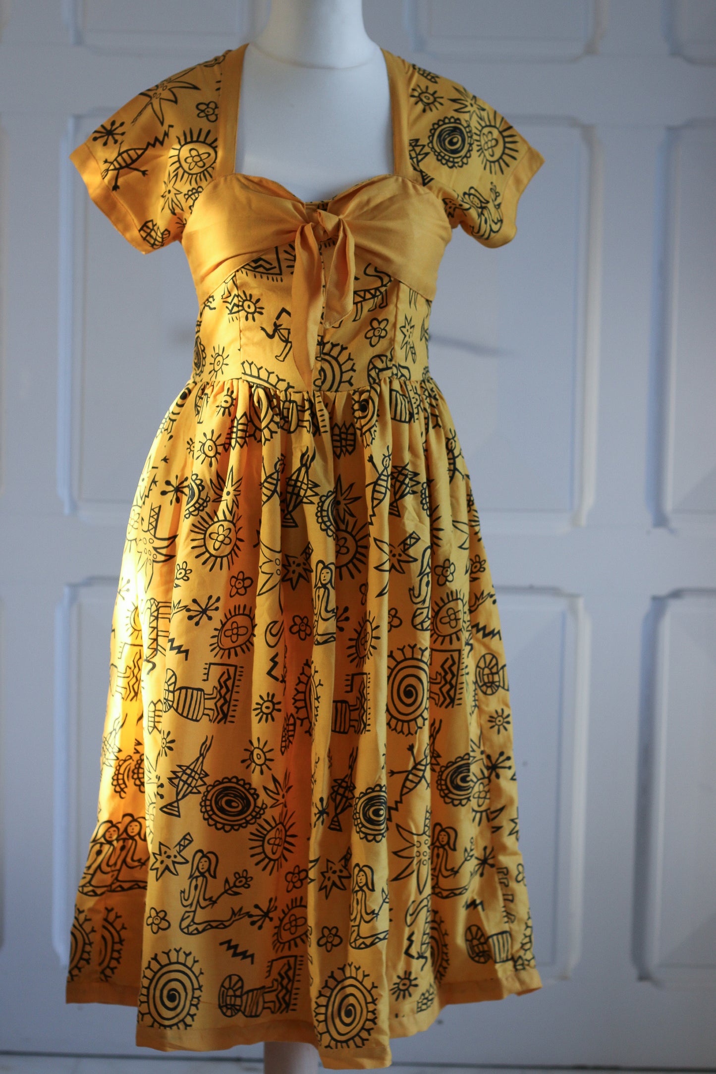 Robe jaune à motifs graphique