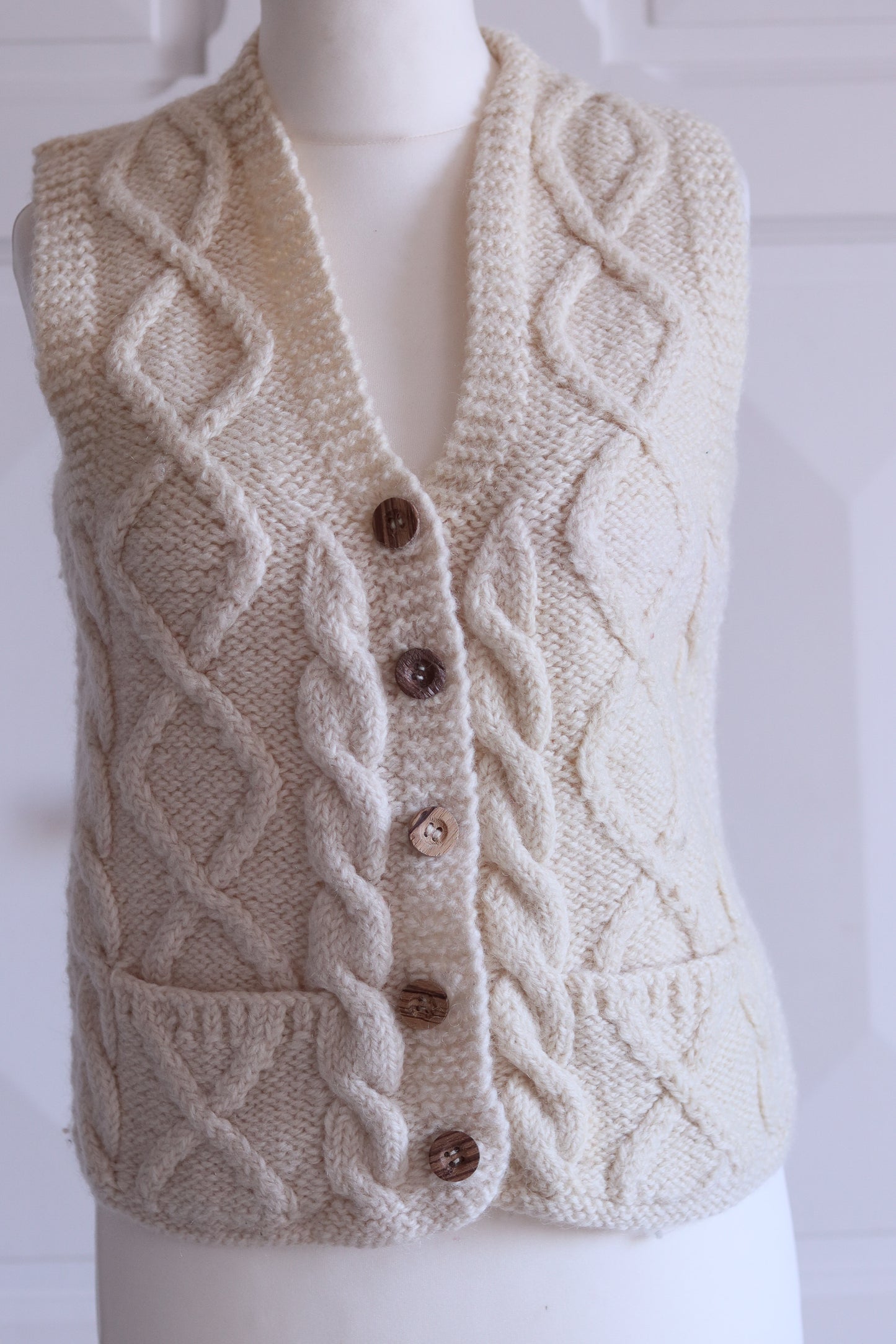 Gilet sans manches tricoté main Laine naturelle torsadée