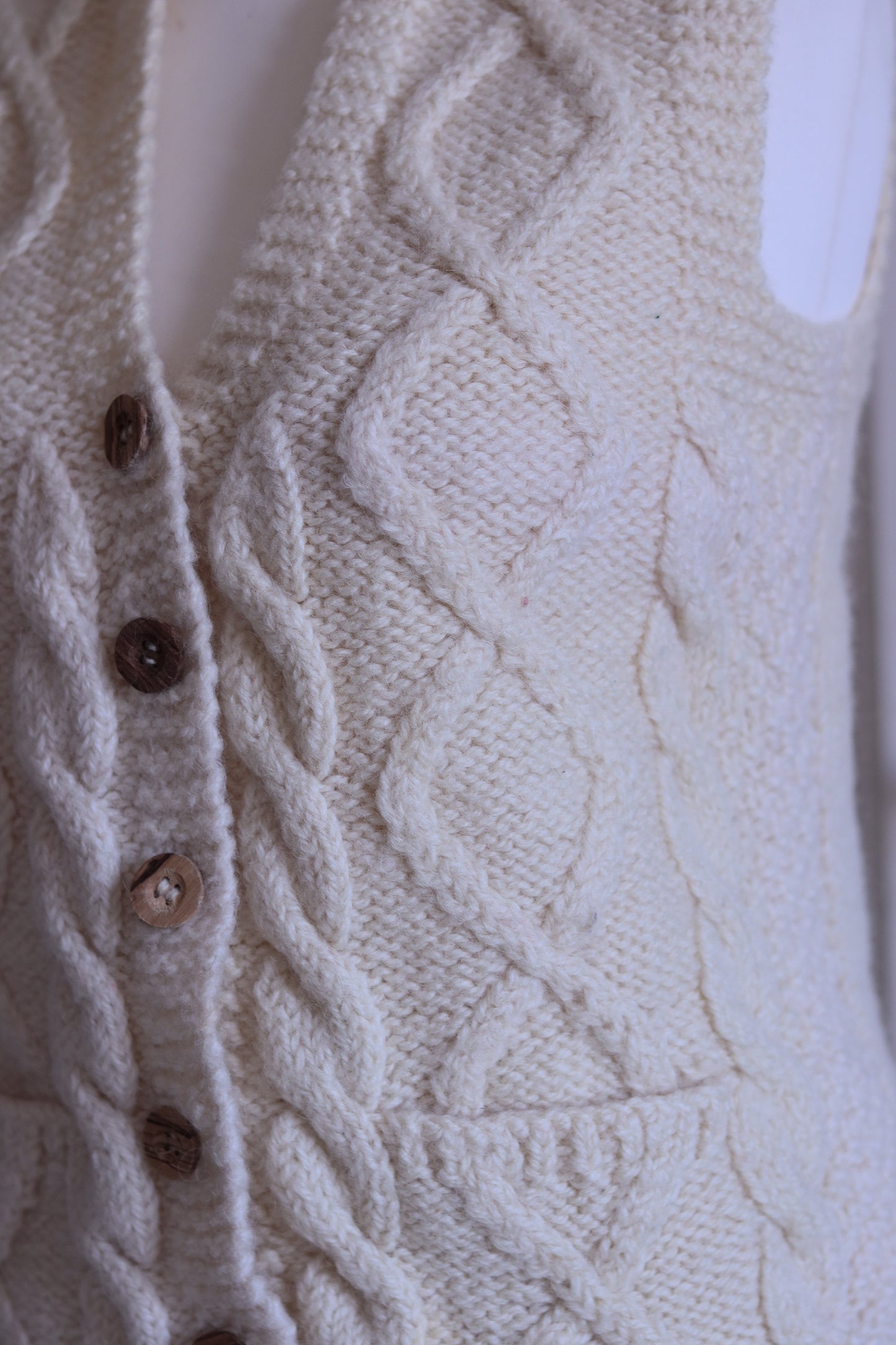 Gilet sans manches tricoté main Laine naturelle torsadée