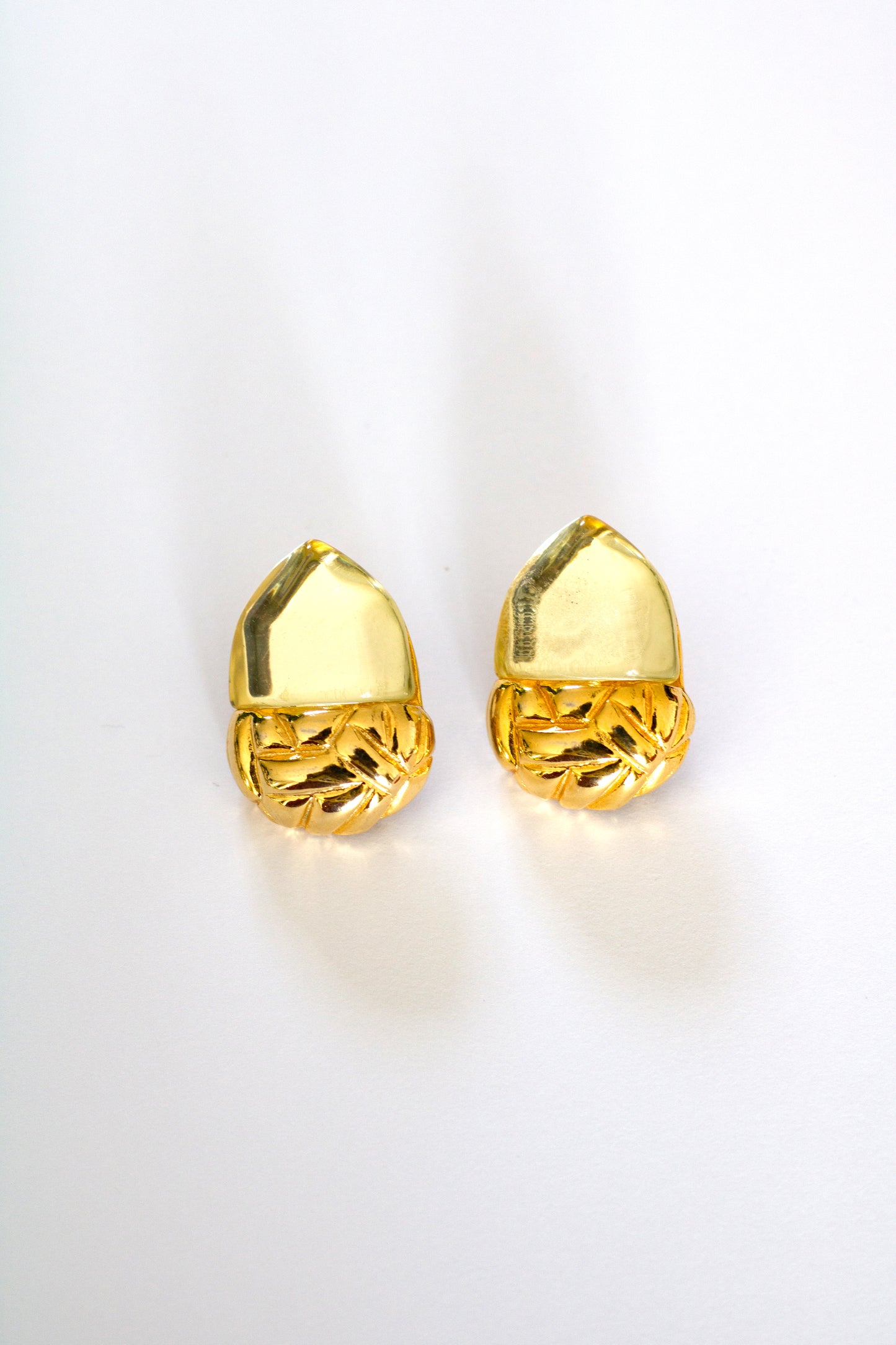 Boucles d'oreilles IKHLAS dormeuses dorées or pendentif rond graphique Boucles d'oreilles IKHLAS dormeuses dorées or pendentif rond graphique