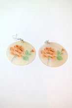 Charger l&#39;image dans la galerie, Boucles d&#39;oreilles en coquille années 70